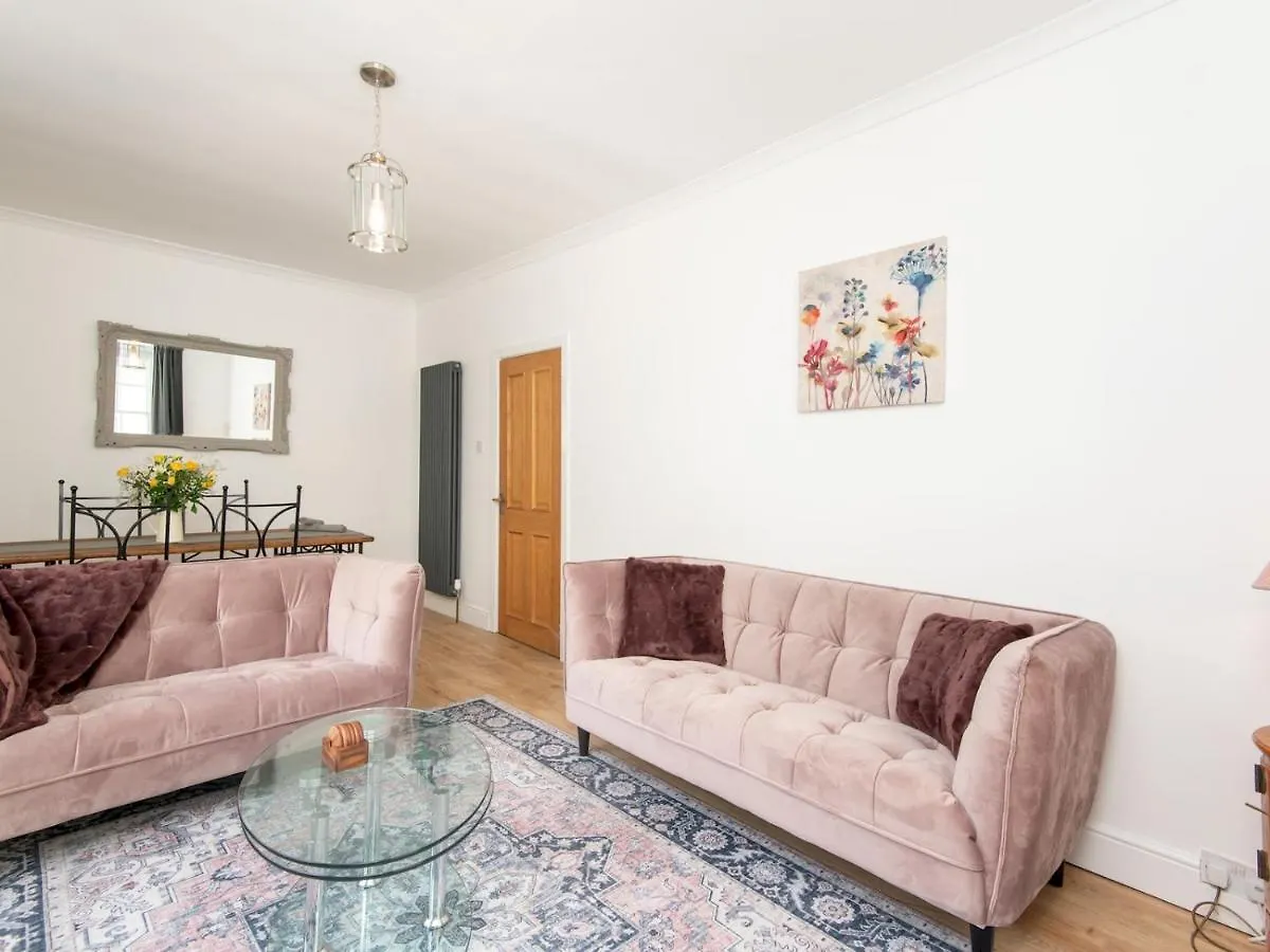 Pass The Keys Stylish 2 Bed Central Bath Apartment With Parking Hébergement de vacances