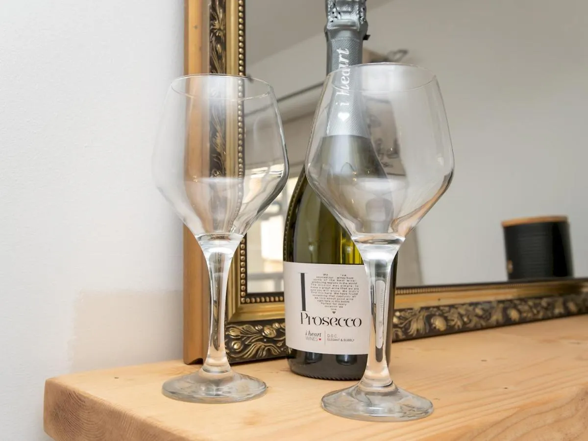 Pass The Keys Stylish 2 Bed Central Bath Apartment With Parking
