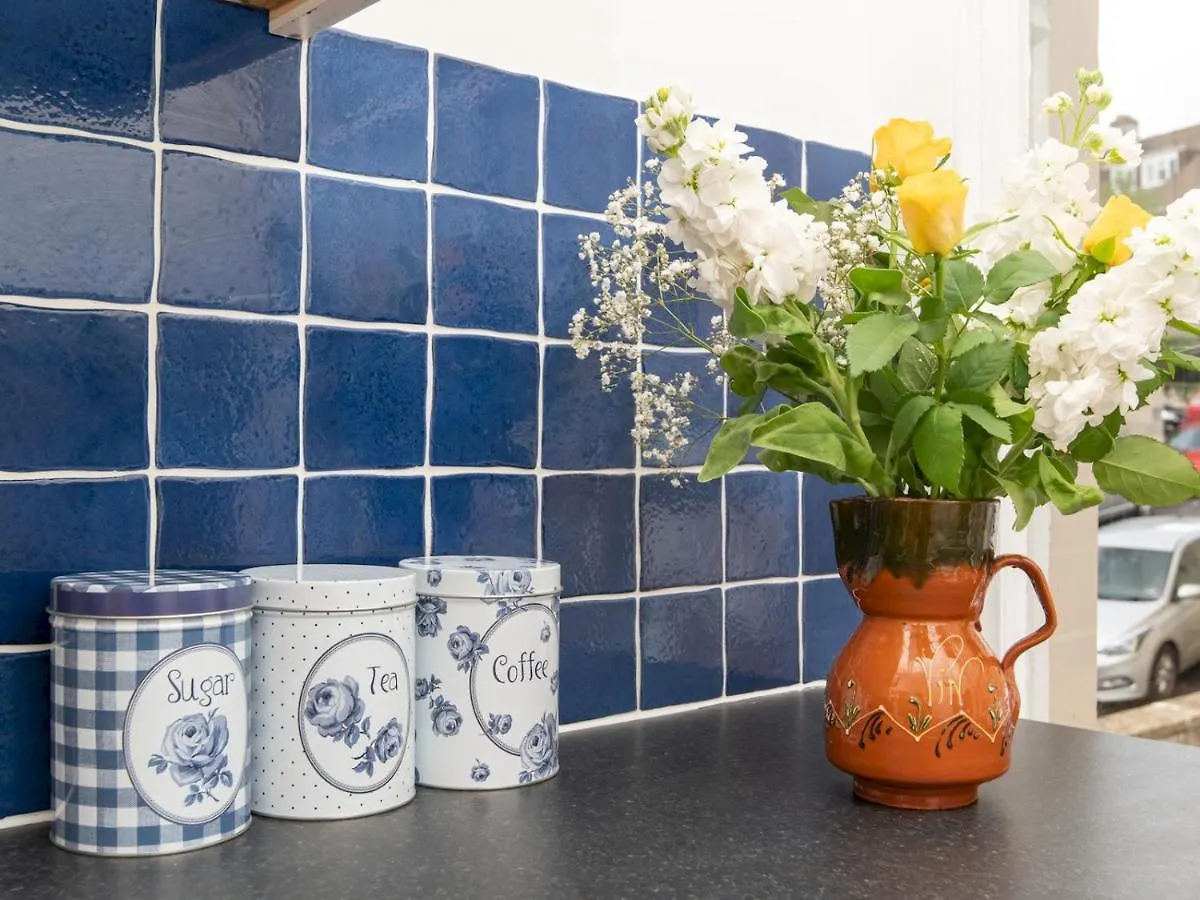 Pass The Keys Stylish 2 Bed Central Bath Apartment With Parking 0*,  United Kingdom