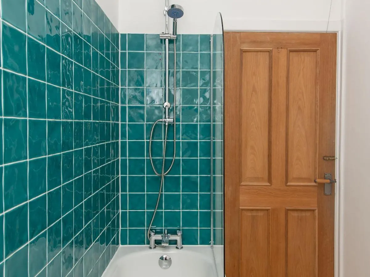 Pass The Keys Stylish 2 Bed Central Bath Apartment With Parking
