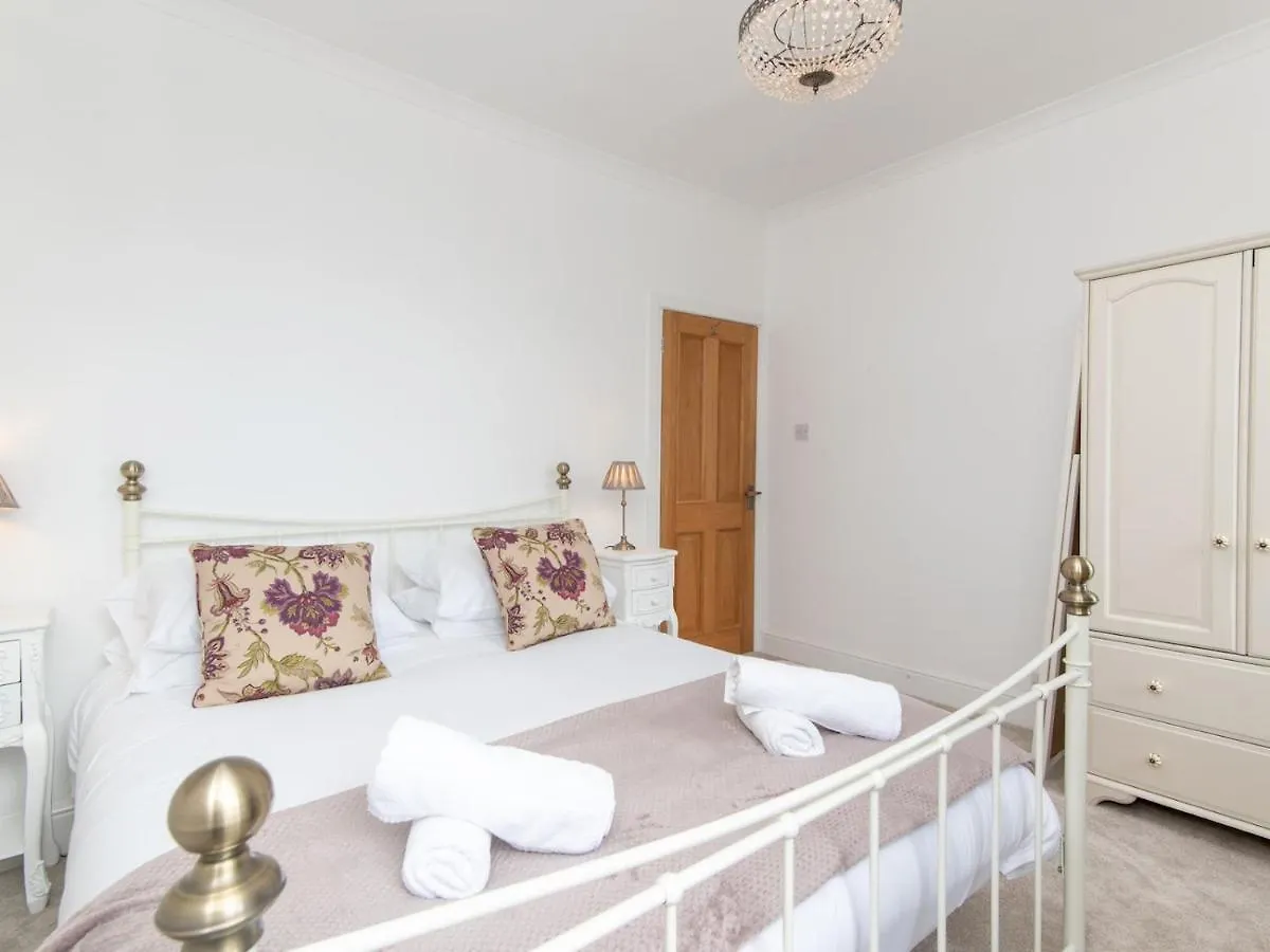 Pass The Keys Stylish 2 Bed Central Bath Apartment With Parking