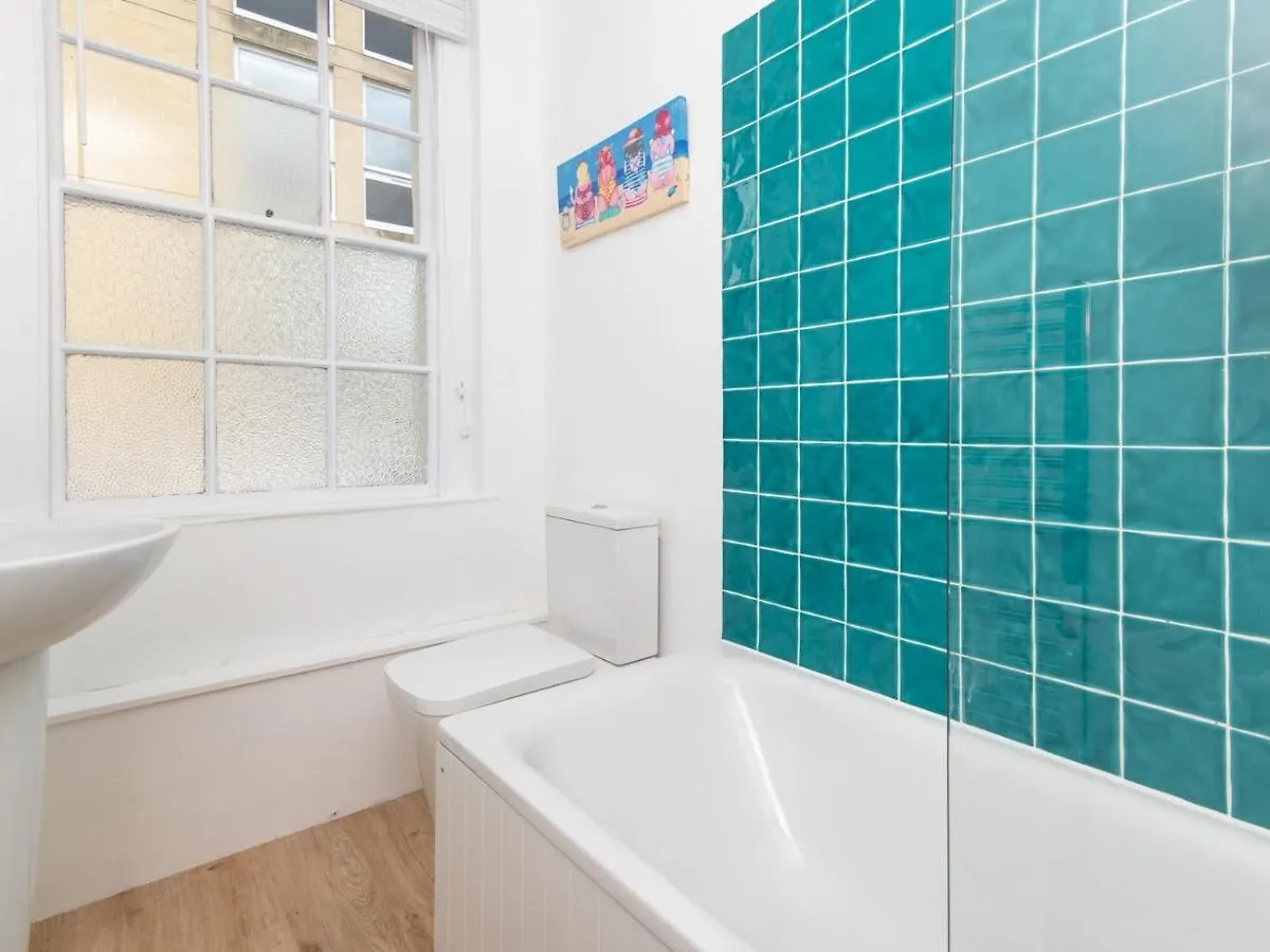 Pass The Keys Stylish 2 Bed Central Bath Apartment With Parking 0*,