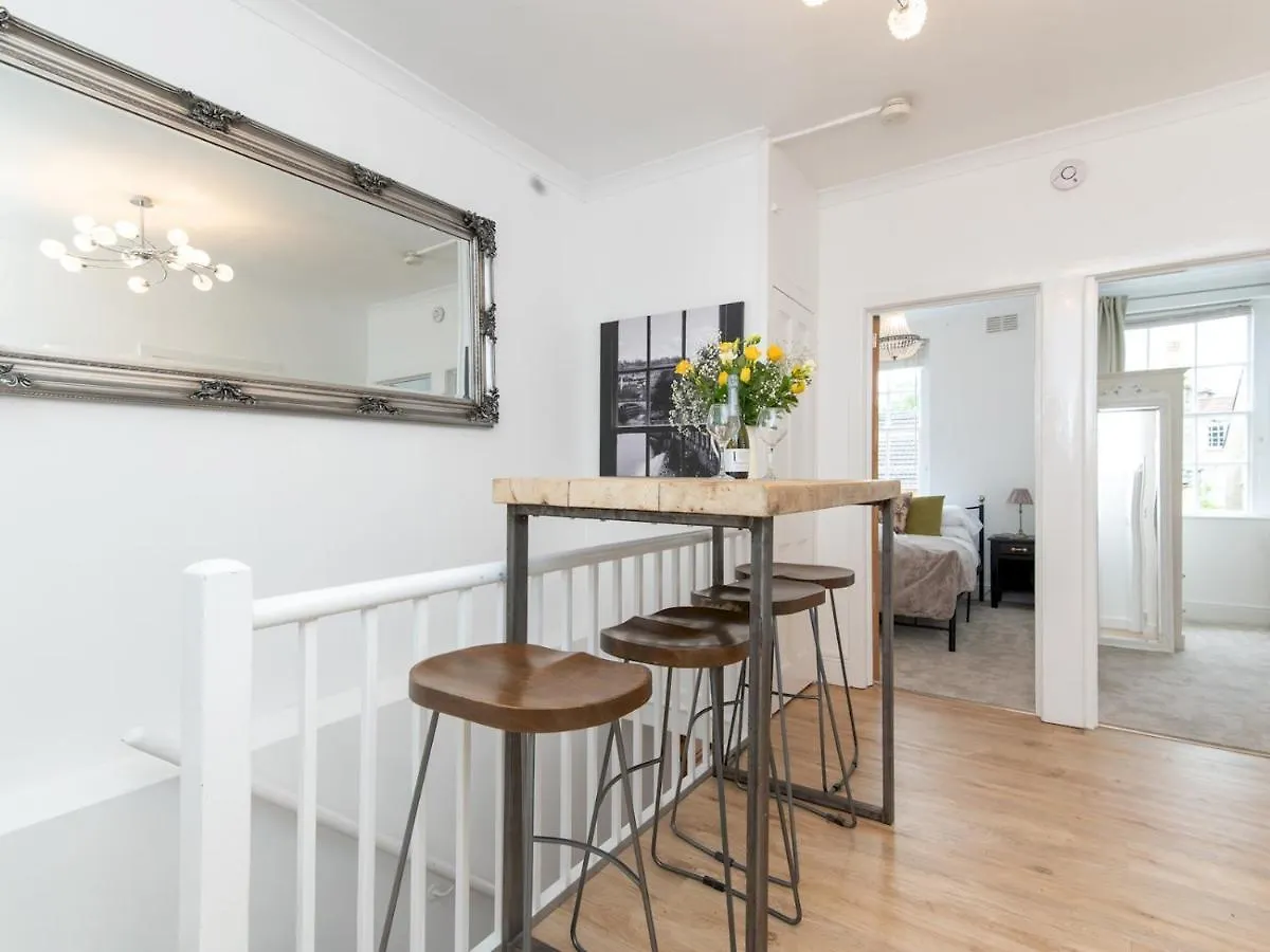 Pass The Keys Stylish 2 Bed Central Bath Apartment With Parking Holiday home